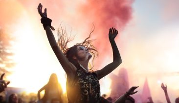 Dansende vrouw op een festival